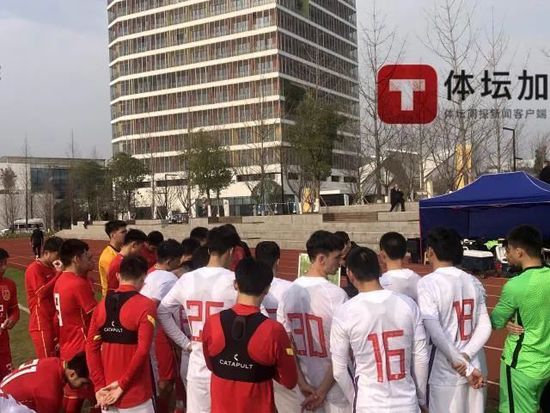 苏若离急忙问：妈，我如果以后不能再叫苏若离，那该叫什么名字？何英秀道：你爸说，名字你可以随便起，相关的户籍资料，他会帮你搞定。